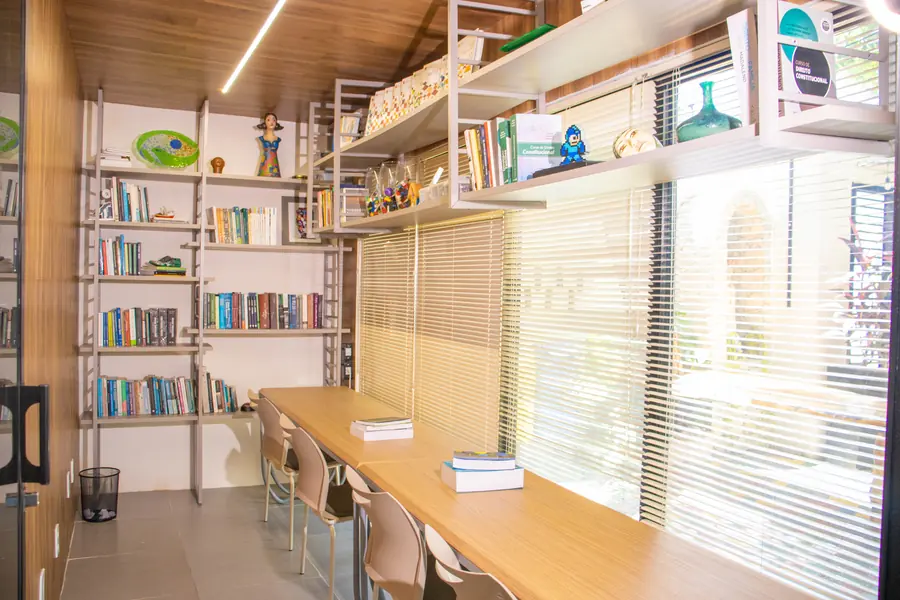 Hub de estudos com bancada, cadeiras e estantes de livros